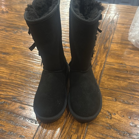 Koolaburra by UGG girl’s black with bow details, NEW NEVER WORN, girls size 2 - Picture 4 of 5